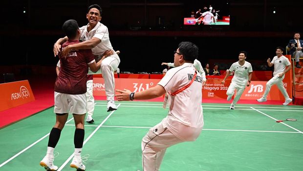 Sejumlah pebulu tangkis putra Indonesia mendukung rekannya, Moh. Zaki Ubaidillah saat bertanding melawan pebulu tangkis tunggal putra China Weng Hongyang pada final beregu Asian Games Aichi Nagoya 2026 di Ichinomiya City Municipal Gymnasium, Nagoya, Aichi, Jepang, Kamis (24/9/2026). Ubaidillah menang 2 gim langsung dengan skor 23-21, 21-13 sekaligus memastikan Indonesia meraih medali emas setelah unggul 3-2 dari keseluruhan lima pertandingan. ANTARA FOTO/Fauzan