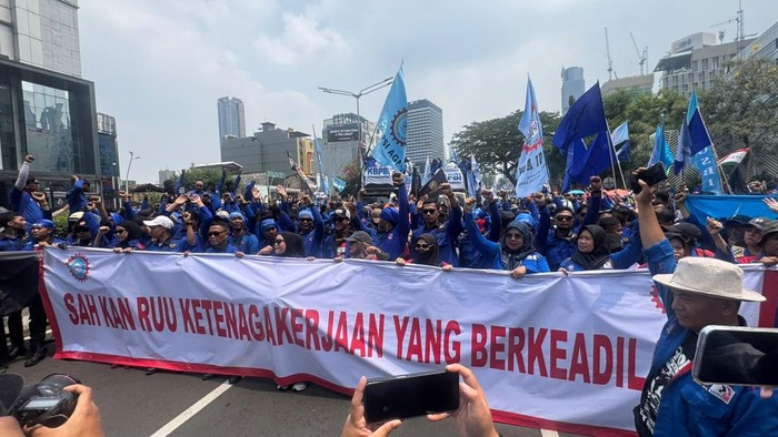 Jalan Sudirman ditutup imbas adanya aksi buruh