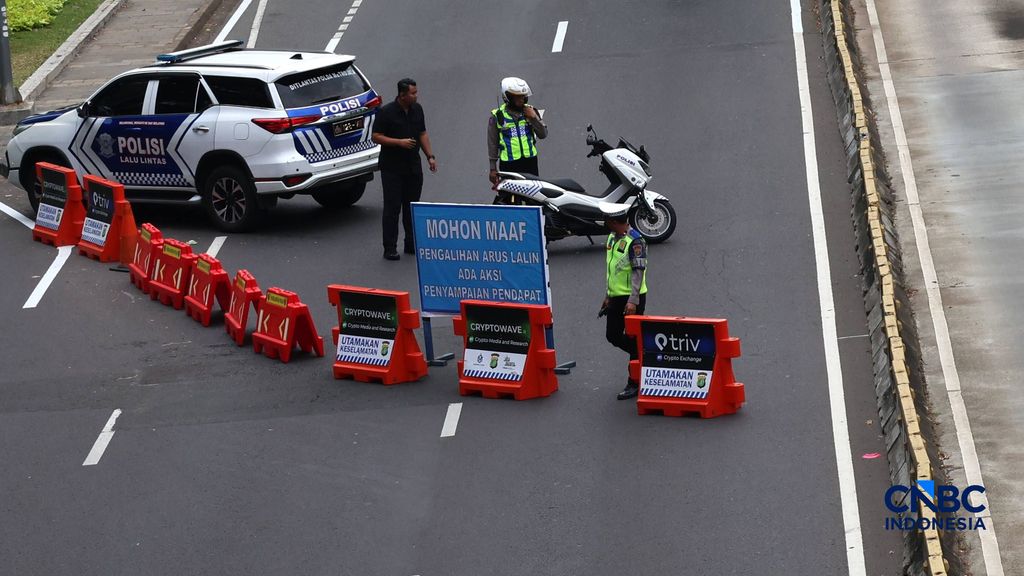 Jalan Sudirman yang sudah ditutup Polantas jelang demo Buruh di Bundaran HI, Jakarta, Kamis, (24/9/2026). (CNBC Indonesia/Muhamad Sabki)