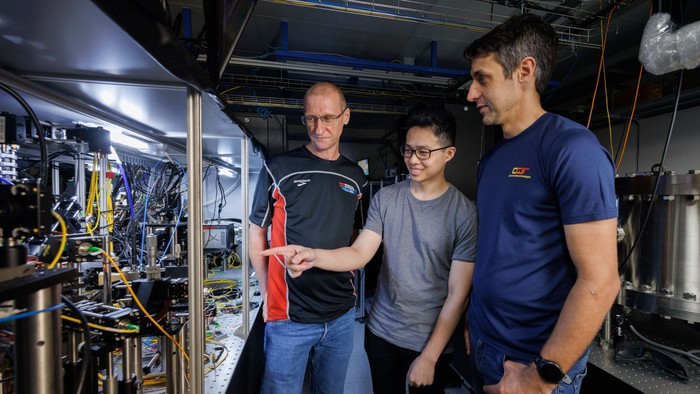 Para ilmuwan berada di laboratorium jam atom Centre for Quantum Technologies