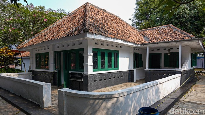 Tiga rumah yang menjadi bagian dari sejarah peristiwa G30S di kompleks Monumen Pancasila Sakti, Lubang Buaya, Jakarta Timur, kembali dibersihkan dan dicat menjelang peringatan Hari Kesaktian Pancasila. Proses perawatan dilakukan untuk menyambut kunjungan masyarakat dan pejabat pada 1 Oktober mendatang.