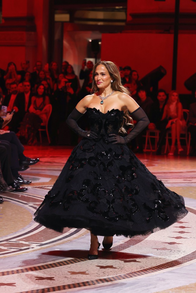 Wanita yang akrab disapa J.Lo ini mengenakan busana rancangan Dolce & Gabbana, salah satu rumah mode favoritnya. Gaun berpotongan bustier dengan hiasan manik-manik ini semakin memancarkan aura seorang diva. Foto: Getty Images for Vogue/Stefania M. DAlessandro