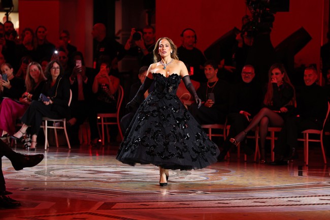 Bertempat di Galleria Vittorio Emanuele II yang ikonik, penyanyi pop latin ini melenggang di runway dengan gaya seksi andalannya. Foto: Getty Images for Vogue/Daniele Venturelli