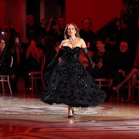 Jennifer Lopez Jadi Italian Diva di Runway Vogue World: Milano 2026