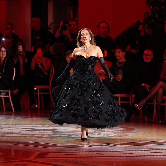 Jennifer Lopez Jadi Italian Diva di Runway Vogue World: Milano 2026