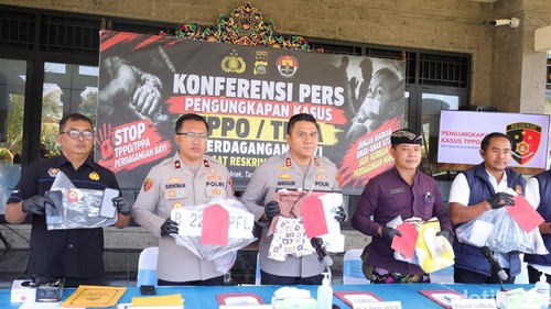 Kapolres Bangli AKBP Anggun Andhika Putra menunjukkan sejumlah barang bukti kejahatan TPPO saat konferensi pers di kantornya, Kamis (24/9/2026).
