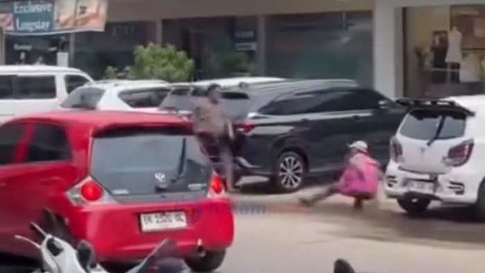 Tangkapan layar seorang pria membawa parang mengejar juru parkir di depan Hotel Lovina, Lubuk Baja, Batam.
