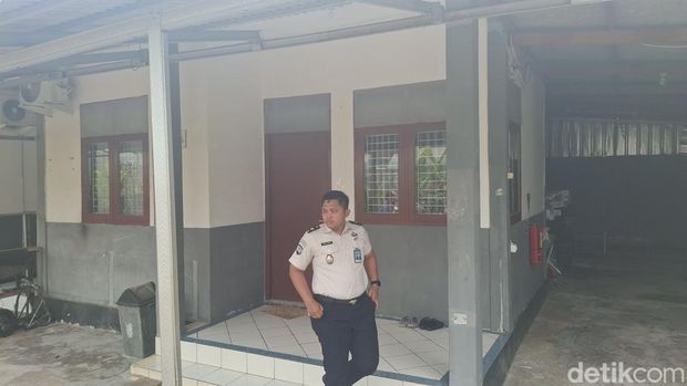 Kakanwil Ditjenpas Jabar menyebut bangunan seperti rumah dengan fasilitas seperti apartemen merupakan rumah dinas para pejabat di Lapas Kelas IIA Cibinong. (Sholihin/detikcom)