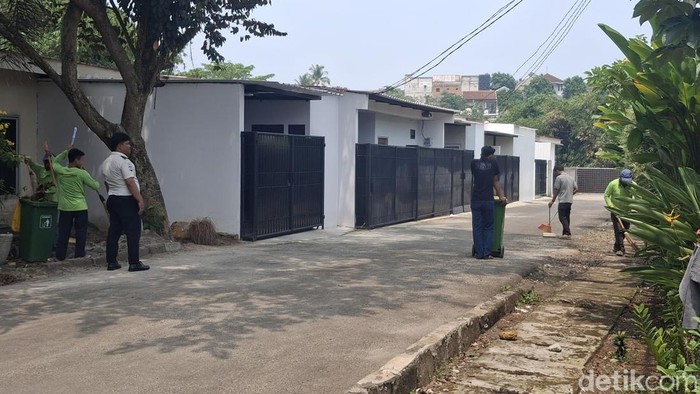 Kakanwil Ditjenpas Jabar menyebut bangunan seperti rumah dengan fasilitas seperti apartemen merupakan rumah dinas para pejabat di Lapas Kelas IIA Cibinong. (Sholihin/detikcom)