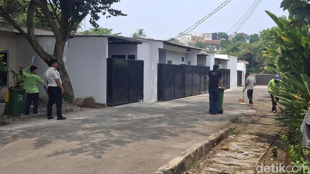 Kakanwil Ditjenpas Jabar menyebut bangunan seperti rumah dengan fasilitas seperti apartemen merupakan rumah dinas para pejabat di Lapas Kelas IIA Cibinong. (Sholihin/detikcom) Kakanwil Ditjenpas Jabar menyebut bangunan seperti rumah dengan fasilitas seperti apartemen merupakan rumah dinas para pejabat di Lapas Kelas IIA Cibinong. (Sholihin/detikcom)