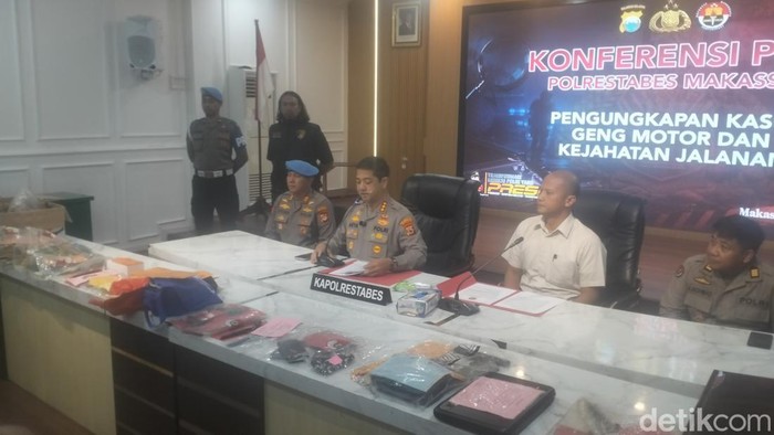 Kapolrestabes Makassar Kombes Arya Perdana saat merilis pengungkapan kasus geng motor.