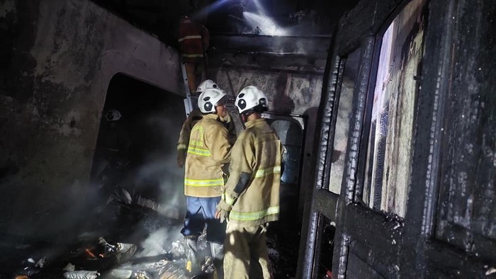Petugas Damkar Kota Semarang saat berupaya memadamkan rumah terbakar di Kelurahan Krapyak, Kecamatan Semarang Barat.