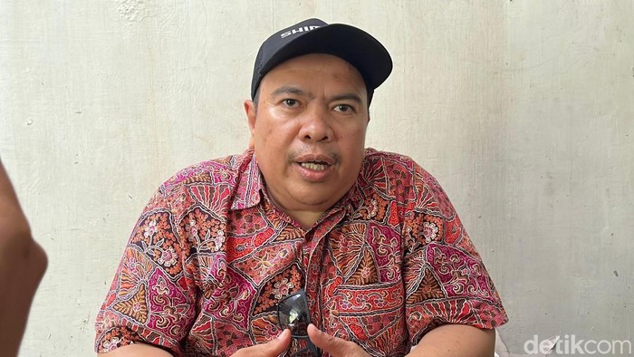 Kepala Lingkungan XIV M Riski Ramon saat diwawancarai di lokasi.