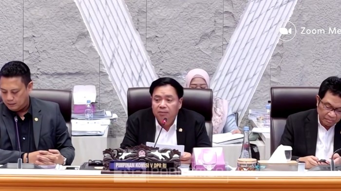 Ketua Komisi V  DPR RI Lasarus (tengah).