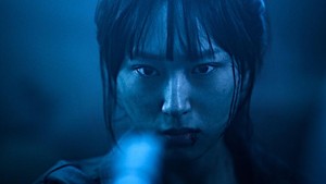 Setelah merasa kehidupannya mulai normal, Yeon Woo siap comeback dengan bikin konten di rumah sakit terbengkalai. Di sana, tanpa disangka teror dimulai. (Foto: dok. The Title)
