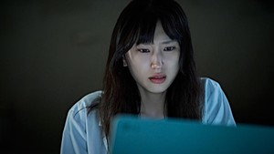 Film Korea Killing Time menceritakan tentang kru acara live streaming yang bikin konten sensasional. Ryu Hye Young memerankan Yeon Woo, seorang streamer yang berhenti siaran dan bersembunyi setelah kematian tragis salah satu timnya. (Foto: dok. The Title)