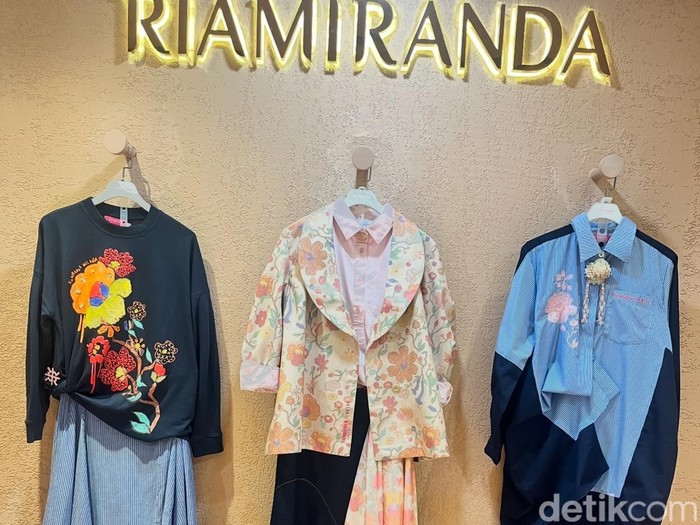 Koleksi kolaborasi Ria Miranda dan Mel Ahyar.