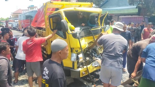 Kondisi trukseusai terlibat kecelakaan di Jalan Denpasar-Gilimanuk, tepatnya di Desa Pulukan, Kecamatan Pekutatan, Jembrana, Bali, Kamis (24/9/2026). (Foto: Polres Jembrana)