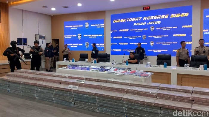 Konferensi pers Polda Jatim yang mengungkap penipuan kripto
