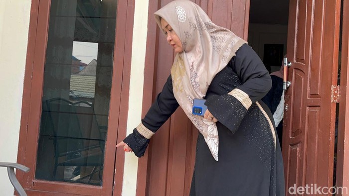 Korban percobaan perampokan di Kota Jambi menunjukkan jendela yang dibobol pelaku