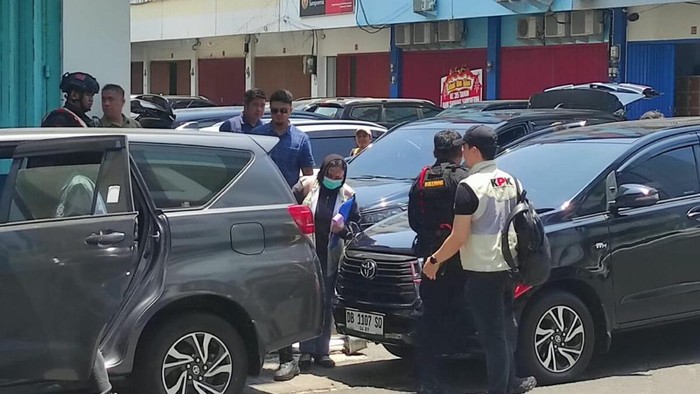 KPK menggeledah kantor kontraktor TT di Manado dengan pengawalan Brimob.