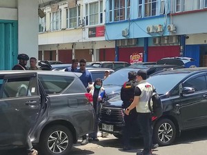 KPK Geledah Kantor Kontraktor di Marina Plaza Manado
