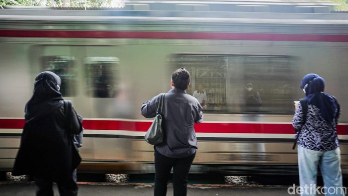 Direktur Utama KAI, Bobby Rasyidin mengungkapkan bahwa KRL Jabodetabek kini dipadati hingga 480 orang per gerbong dalam Rapat Dengar Pendapat (RDP) Komisi VI DPR RI, Jakarta Pusat, Rabu (23/09/2026). Dengan total 480 orang per gerbong kereta berarti 
