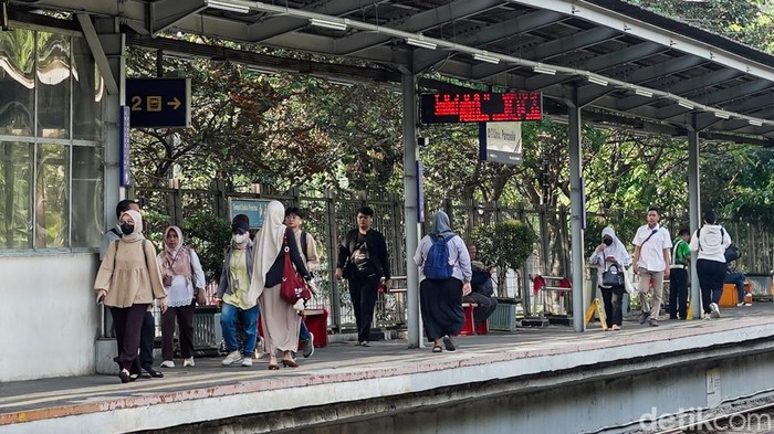 Direktur Utama KAI, Bobby Rasyidin mengungkapkan bahwa KRL Jabodetabek kini dipadati hingga 480 orang per gerbong dalam Rapat Dengar Pendapat (RDP) Komisi VI DPR RI, Jakarta Pusat, Rabu (23/09/2026). Dengan total 480 orang per gerbong kereta berarti terdapat sekitar 8 orang per satu meter persegi.