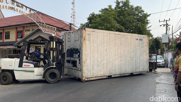 Kulkas raksasa yang tiba di Banjarmasin untuk menampung ratusan jasad korban KM Virgo.