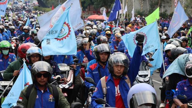Masa dari kalangan buruh mulai membubarkan diri di depan Gedung Plaza UOB, Jalan M.H Thamrin, Kamis, (24/9/2026). Masa dari kalangan buruh mulai membubarkan diri di depan Gedung Plaza UOB, Jalan M.H Thamrin, Kamis, (24/9/2026). (CNBC Indonesia/Muhammad Sabki)