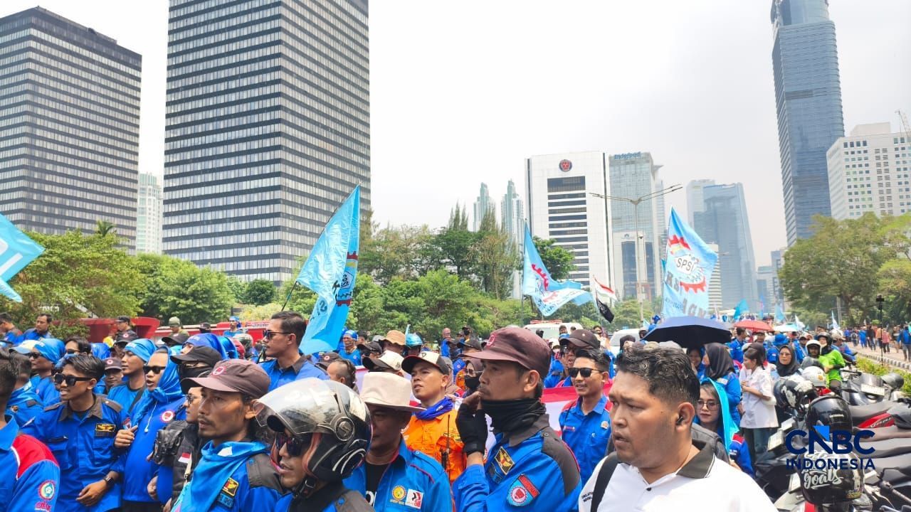 Massa buruh memadati kawasan Jl. Thamrin, Jakarta, Kamis (24/9/2026). (CNBC Indonesia/Emir Yanwardhana) Massa buruh memadati kawasan Jl. Thamrin, Jakarta, Kamis (24/9/2026). (CNBC Indonesia/Emir Yanwardhana)
