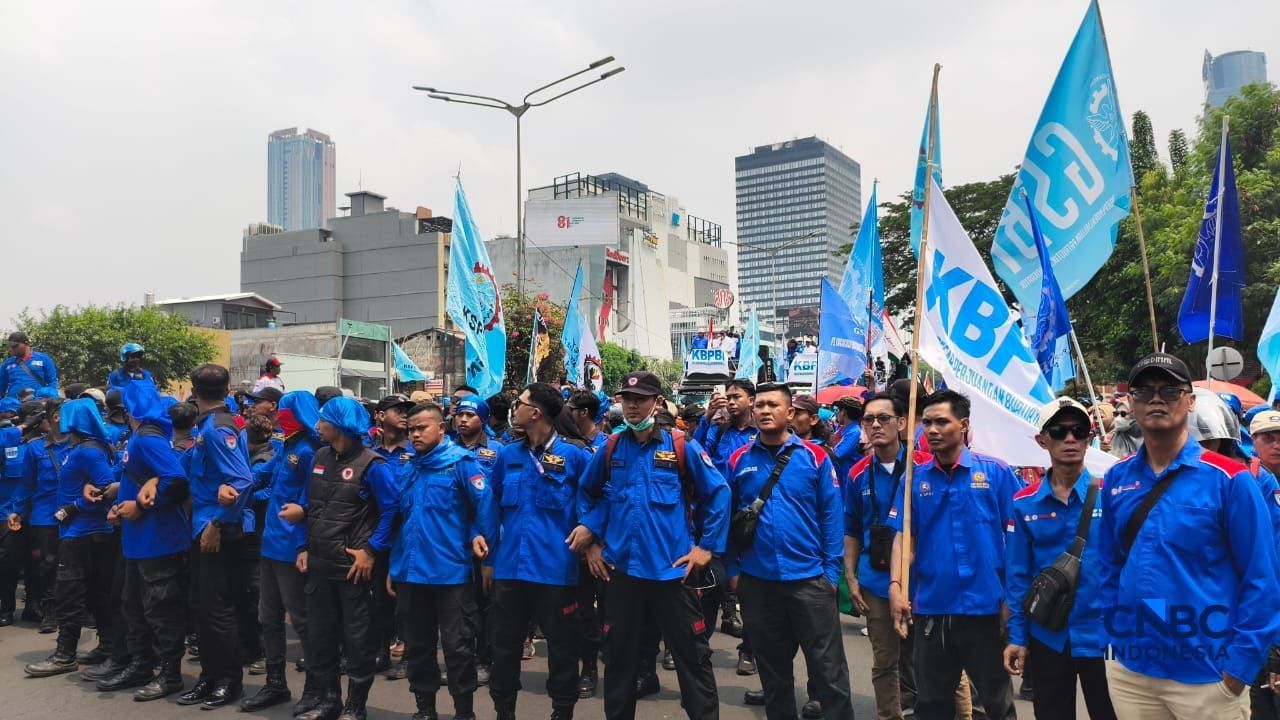 Massa buruh memadati kawasan Jl. Thamrin, Jakarta, Kamis (24/9/2026). (CNBC Indonesia/Emir Yanwardhana) Massa buruh memadati kawasan Jl. Thamrin, Jakarta, Kamis (24/9/2026). (CNBC Indonesia/Emir Yanwardhana)