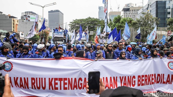 Ratusan buruh berjalan kaki menyusuri Jalan Jenderal Sudirman, Jakarta Pusat, Kamis (24/9/2026). Massa bergerak bersama menuju kawasan UOB sambil membawa berbagai atribut aksi.