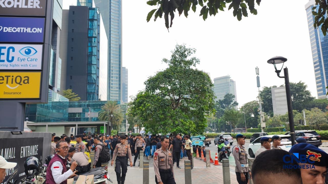 Menjelang aksi buruh sejumlah kepolisian berjaga di depan gedung Bank UOB, Jakarta, Kamis (24/9/2026). (CNBC Indonesia/Emir Yanwardhana)