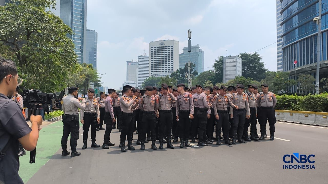 Menjelang aksi buruh sejumlah kepolisian berjaga di depan gedung Bank UOB, Jakarta, Kamis (24/9/2026). (CNBC Indonesia/Emir Yanwardhana) Foto: Menjelang aksi buruh sejumlah kepolisian berjaga di depan gedung Bank UOB, Jakarta, Kamis (24/9/2026). (CNBC Indonesia/Emir Yanwardhana)
