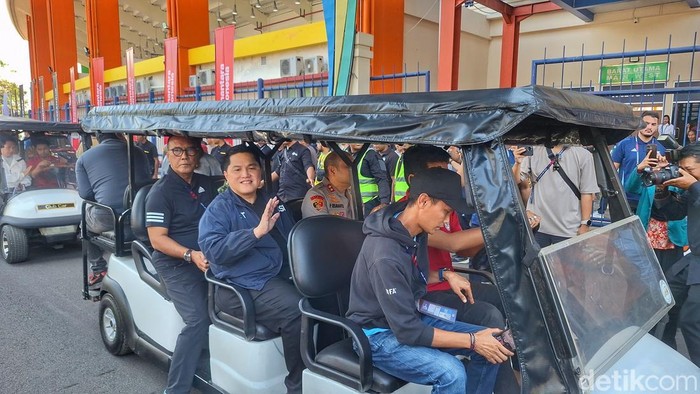 Menpora sekaligus Ketua Umum PSSI Erick Thohir mengecek Stadion Si Jalak Harupat.