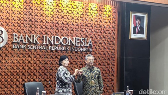 Suahasil dan Destry melakukan konferensi pers bersama usai melakukan pertemuan, di Kantor Pusat Bank Indonesia, Jakarta Pusat, Kamis (24/9/2026).