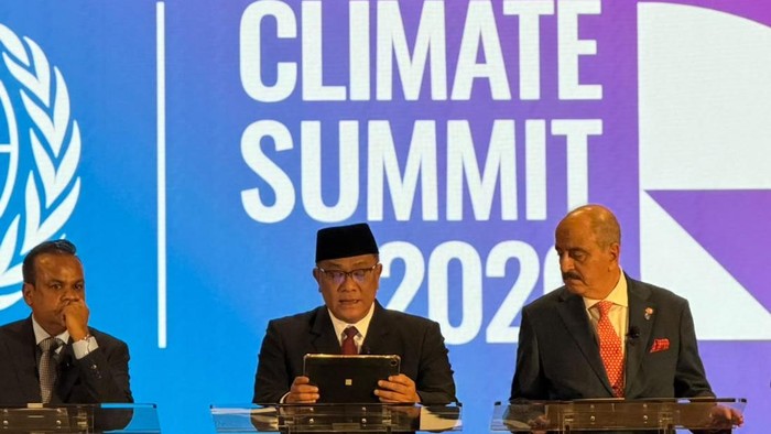 Menteri Lingkungan Hidup (LH) Jumhur Hidayat