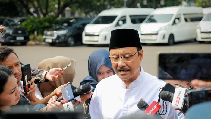 Menteri Sosial Saifullah Yusuf (Gus Ipul) menghadiri rapat terbatas yang dipimpin Presiden Prabowo Subianto di Istana Merdeka, Jakarta, Rabu (23/9/2026)