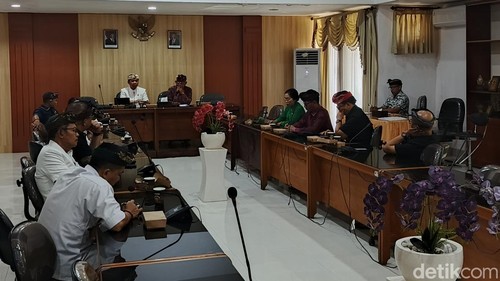 Pansus HPL tanah Gilimanuk menggelarrapat internal di ruang rapat DPRD Kabupaten Jembrana, Kamis (24/9/2026). (Foto: Putu Adi Budiastrawan/detikBali)