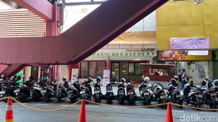 Parkir digital di kawasan Tanjung Anom Surabaya