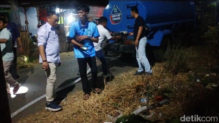 PDAM Tirta Mangkaluku Kota Palopo menyalurkan bantuan air bersih ke warga.