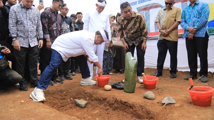 Peletakan batu pertama gedung rektorat ITB Vinus.