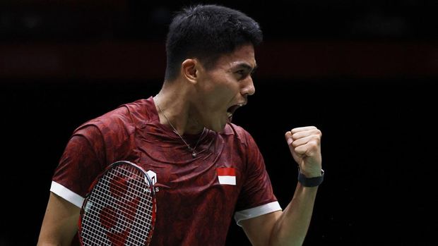 Pemain Indonesia Moh Zaki Ubaidillah bereaksi saat bertanding melawan pemain China Hongyang Weng pada final beregu putra bulu tangkis Asian Games Aichi-Nagoya 2026, di Ichinomiya City Municipal Gymnasium, Ichinomiya, Jepang, (24/9/2026). (REUTERS/Eloisa Lopez)