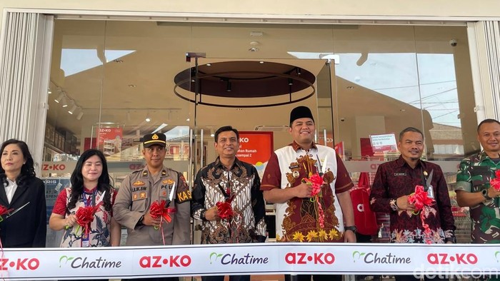 Wakil Bupati Pati Jepara Muhammad Ibnu Hajar bersama jajaran manajemen meresmikan toko AZKO dan Chatime x Cupbop di Jepara, Kamis (24/9/2026).