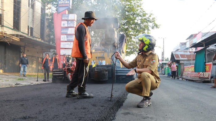 Wali Kota Agung Nugroho mengecek perbaikan jalan di Pekanbaru