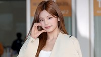 Gaya Yeji ITZY Terbang ke Jakarta, Hadiri Pembukaan Butik Roger Vivier