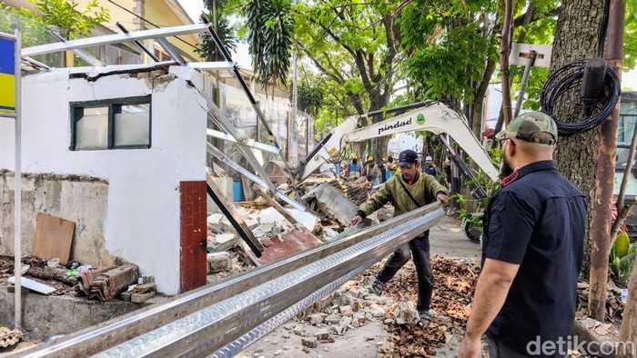 Penertiban bangunan liar di Cihampelas, Bandung.