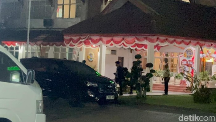 Penyidik KPK keluar dari Kantor BPN Jatim di Surabaya usai melakukan penggeledahan selama 11 jam.