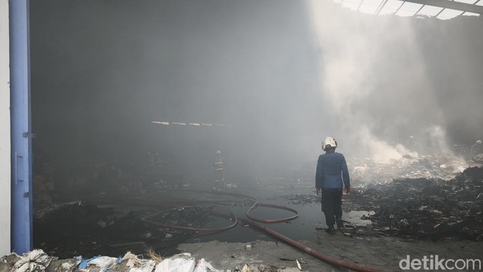 Petugas Damkar Kota Semarang saat melakukan pendinginan gudang terbakar di Jalan Terboyo Industri Barat, Kecamatan Genuk, Kamis (24/9).
